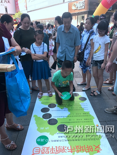 市民在宣傳點參加創(chuàng)文趣味游戲。 記者 朱虹 攝