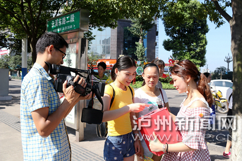 市民踴躍參與街頭答題。 王元明 攝